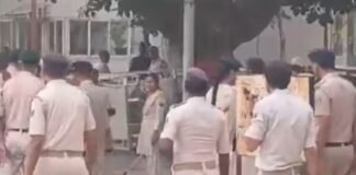 राबड़ी देवी के आवास पर पहुंची पुलिस, बंगला खाली करने के विवाद ने पकड़ा तूल राबड़ी देवी के आवास पर पहुंची पुलिस