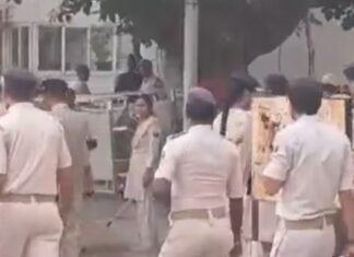राबड़ी देवी के आवास पर पहुंची पुलिस, बंगला खाली करने के विवाद ने पकड़ा तूल राबड़ी देवी के आवास पर पहुंची पुलिस