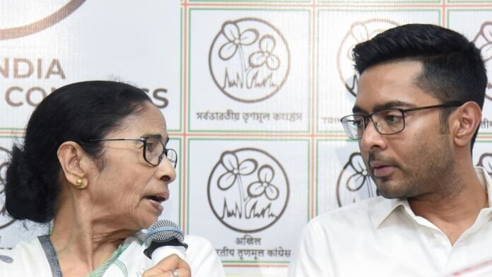 बंगाल में TMC में बड़ी टूट के संकेत बंगाल में TMC में बड़ी टूट के संकेत