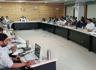 समीक्षा बैठक में कलेक्टर शिवम वर्मा ने दिखाई सख्ती, शासकीय जमीनों से अवैध कब्जे हटेंगे, तालाबों के गहरीकरण पर भी विशेष फोकस कलेक्टर शिवम वर्मा