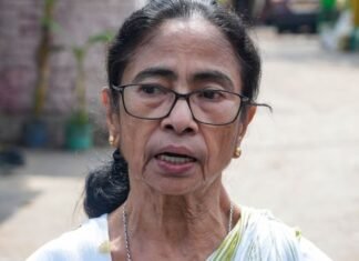 Mamata Banerjee Controversy: बांग्लादेशी हत्याकांड पर बयान के बाद ममता बनर्जी के खिलाफ FIR दर्ज Mamata Banerjee Controversy