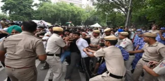 Parliament March News: संसद मार्च के दौरान प्रदर्शनकारियों और पुलिस में झड़प, लाठीचार्ज के बाद कई हिरासत में Parliament March News