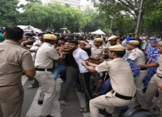 Parliament March News: संसद मार्च के दौरान प्रदर्शनकारियों और पुलिस में झड़प, लाठीचार्ज के बाद कई हिरासत में Parliament March News