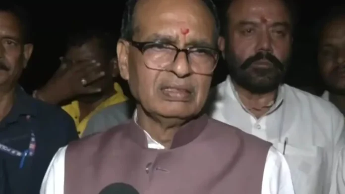 Shivraj Singh Chouhan Kosmi Village Shivraj Singh Chouhan: आदिवासी परिवारों के घर टूटने पर शिवराज नाराज, मुख्यमंत्री से करेंगे बात